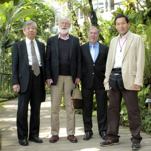 元キュー植物園園長で、現在エデンプロジェクト科学部長のギリアン　プランス卿、米国スミソニアン博物館「生命の百科事典」顧問のジェームス　エドワーズ博士、兵庫県立人と自然の博物館長（元東京大学附属小石川植物園園長）の岩槻邦男博士